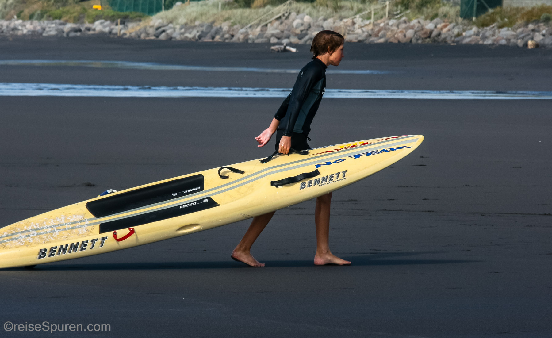 Surfen am schwarzen Strand